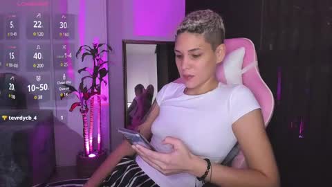Snapshot of laura_r23 chatting on 20, 12, 2024 Laura Rose online show from 20, 12, 2024