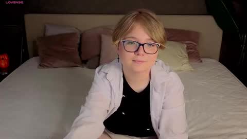 Snapshot of lauraaa_smith chatting on 9, 2, 2026 Laura online show from 9, 2, 2026