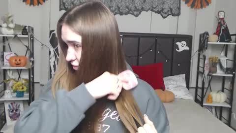 Snapshot of laurahlot chatting on 15, 11, 2025 LauraHlot online show from 15, 11, 2025