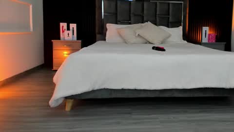 Lauren Weels online show from 25, 11, 2025