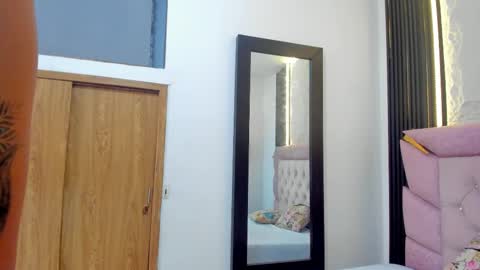 Laurem online show from 12, 11, 2025