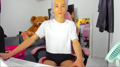 Snapshot of laurencesophiets chatting on 22, 4, 2026 SF online show from 22, 4, 2026