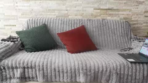 Lauren Saenz online show from 5, 11, 2025