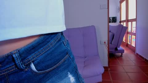 Snapshot of laurent_a chatting on 7, 1, 2025 Lucie online show from 7, 1, 2025