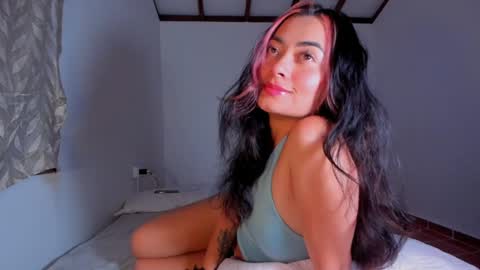 Snapshot of laurent_a chatting on 1, 2, 2025 Lucie online show from 1, 2, 2025