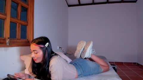 Snapshot of laurent_a chatting on 5, 2, 2025 Lucie online show from 5, 2, 2025