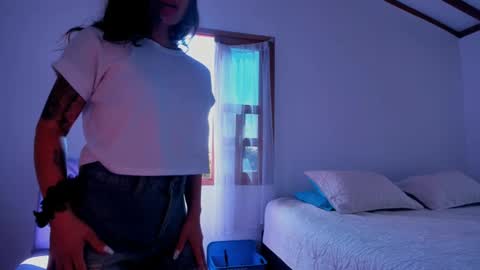 Snapshot of laurent_a chatting on 12, 2, 2025 Lucie online show from 12, 2, 2025