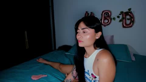 Snapshot of laurent_a chatting on 21, 12, 2025 Lucie online show from 21, 12, 2025