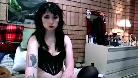 Snapshot of laylakills chatting on 21, 12, 2025 Layla Kills online show from 21, 12, 2025