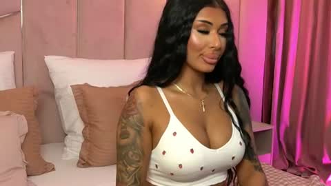 Snapshot of laylavixenn chatting on 25, 6, 2026 Layla online show from 25, 6, 2026