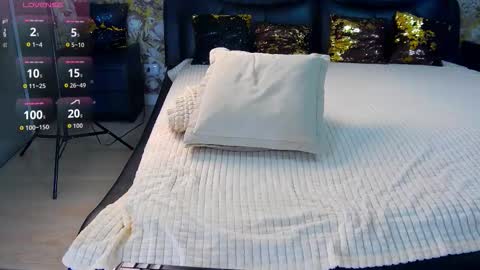 Snapshot of leah_emma chatting on 22, 10, 2025 Emma online show from 22, 10, 2025