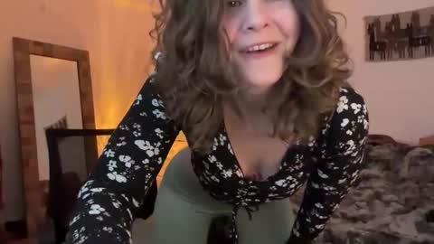 Snapshot of leahsparkles chatting on 28, 10, 2025 Leah Sparkles online show from 28, 10, 2025