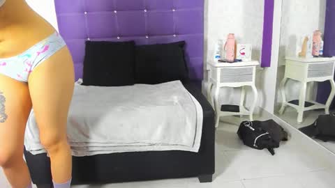 leamoreau__ online show from 5, 11, 2025