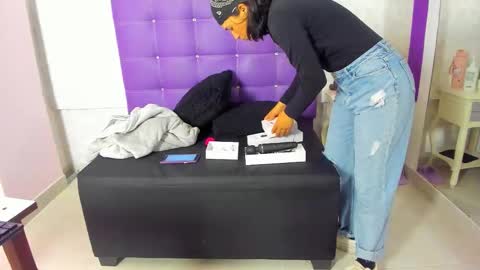 leamoreau__ online show from 14, 11, 2025