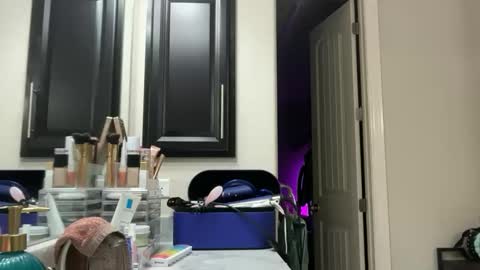 leanneluxecouple online show from 22, 10, 2025