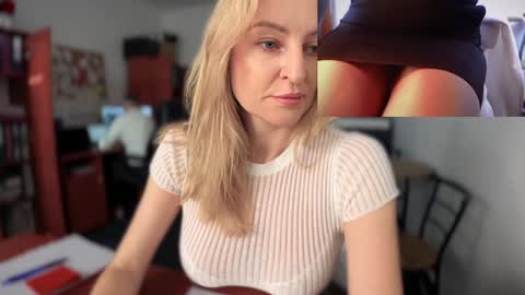 Snapshot of legsl0ng chatting on 27, 12, 2024 LegsLONG online show from 27, 12, 2024