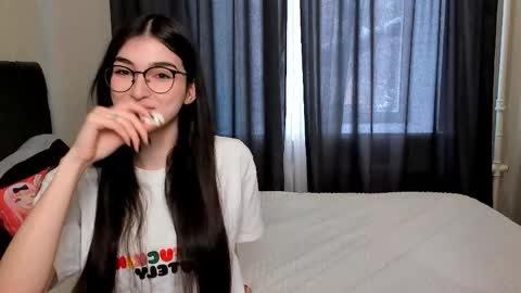 Snapshot of leila_4ever chatting on 21, 4, 2026 Leila online show from 21, 4, 2026