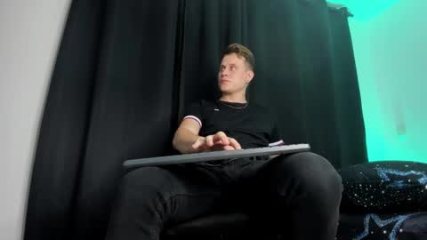 Snapshot of leo_cumming01 chatting on 5, 2, 2025 Yesid online show from 5, 2, 2025