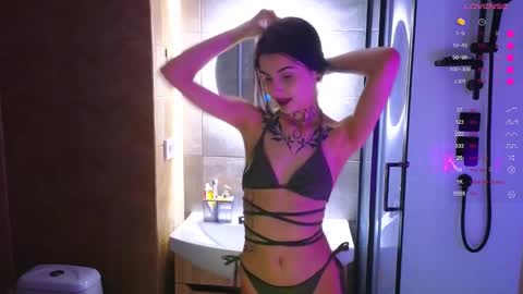 Snapshot of leonahines chatting on 21, 11, 2025 Donna online show from 21, 11, 2025