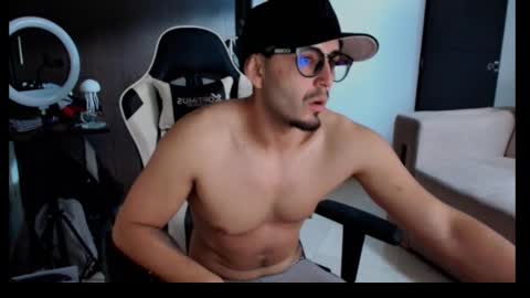 Snapshot of leonandresough chatting on 15, 10, 2025 leonandresough online show from 15, 10, 2025