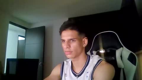 Snapshot of leonandresough chatting on 25, 10, 2025 leonandresough online show from 25, 10, 2025