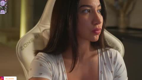 Snapshot of leoramallis chatting on 5, 10, 2025 Leora online show from 5, 10, 2025
