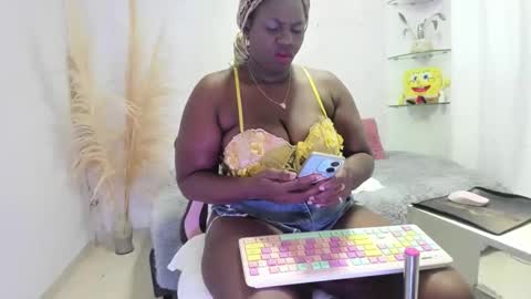 Snapshot of lesliee_brownn chatting on 15, 10, 2025 lesliee_brownn online show from 15, 10, 2025