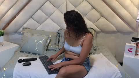 Lesly  online show from 5, 2, 2025