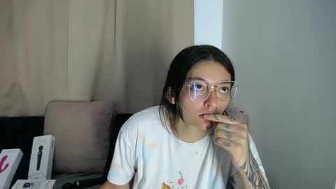 Snapshot of lessliee chatting on 16, 4, 2026 lessliee online show from 16, 4, 2026