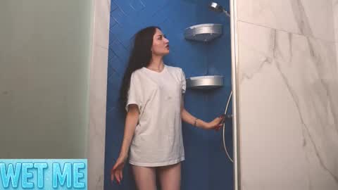Snapshot of lessyluiz chatting on 5, 10, 2025 Hi my name is Lessy I am 18 years old. Im new here but I really like making new acquaintances online show from 5, 10, 2025