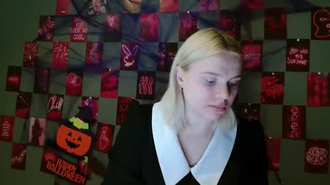 Snapshot of leyla_le chatting on 2, 10, 2025 Leyla online show from 2, 10, 2025