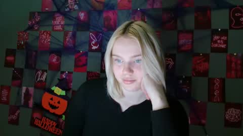 Snapshot of leyla_le chatting on 3, 10, 2025 Leyla online show from 3, 10, 2025