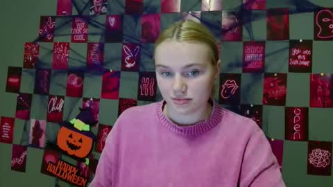 Snapshot of leyla_le chatting on 4, 10, 2025 Leyla online show from 4, 10, 2025