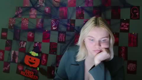 Snapshot of leyla_le chatting on 8, 10, 2025 Leyla online show from 8, 10, 2025