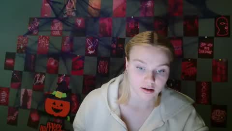 Snapshot of leyla_le chatting on 15, 10, 2025 Leyla online show from 15, 10, 2025