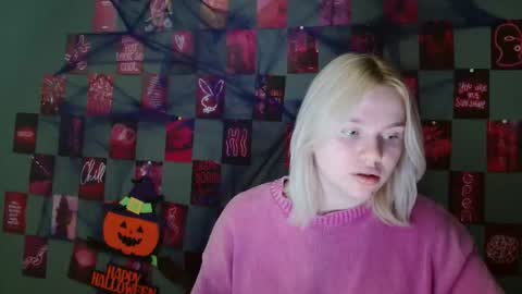 Snapshot of leyla_le chatting on 1, 11, 2025 Leyla online show from 1, 11, 2025