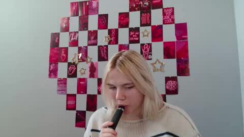 Snapshot of leyla_le chatting on 14, 11, 2025 Leyla online show from 14, 11, 2025