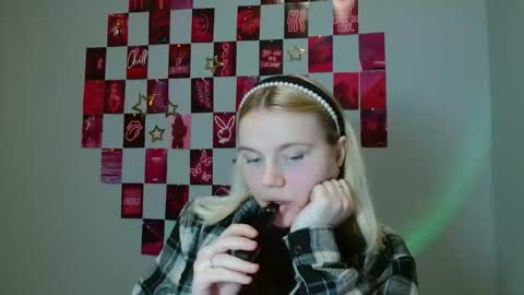 Snapshot of leyla_le chatting on 19, 11, 2025 Leyla online show from 19, 11, 2025