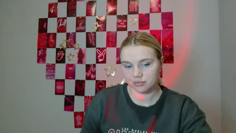 Snapshot of leyla_le chatting on 24, 11, 2025 Leyla online show from 24, 11, 2025