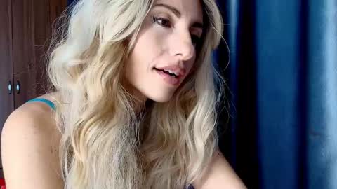 Snapshot of like_firebird chatting on 10, 9, 2025 Mia Onlyfans link - online show from 10, 9, 2025