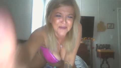 Snapshot of lilblonde412 chatting on 20, 10, 2025 lilblonde412 online show from 20, 10, 2025