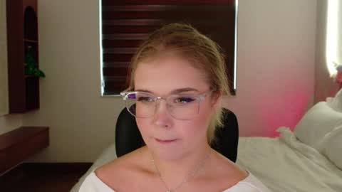Snapshot of lilith_bonheur chatting on 8, 4, 2026 Lilith Bonheur online show from 8, 4, 2026