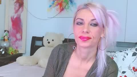 Snapshot of lillianasara chatting on 27, 10, 2025 Lara online show from 27, 10, 2025