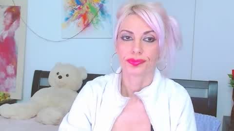 Snapshot of lillianasara chatting on 5, 12, 2025 Lara online show from 5, 12, 2025