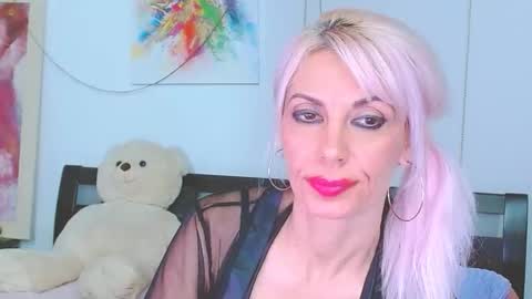 Snapshot of lillianasara chatting on 5, 12, 2025 Lara online show from 5, 12, 2025