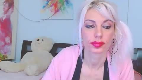 Snapshot of lillianasara chatting on 15, 12, 2025 Lara online show from 15, 12, 2025