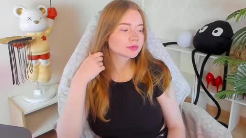 Snapshot of lillie_berry chatting on 18, 10, 2025 lillie_berry online show from 18, 10, 2025