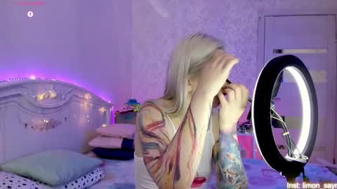 Snapshot of lillimooore chatting on 25, 10, 2025 LilliMoore online show from 25, 10, 2025