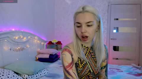 Snapshot of lillimooore chatting on 26, 10, 2025 LilliMoore online show from 26, 10, 2025