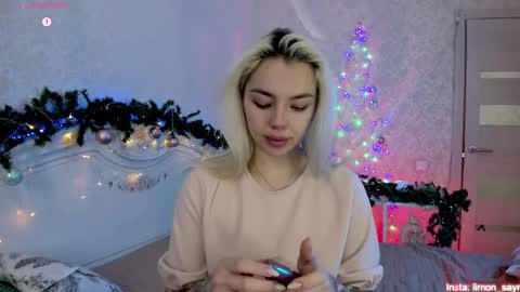 Snapshot of lillimooore chatting on 15, 12, 2025 LilliMoore online show from 15, 12, 2025